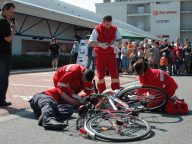 Komentovaná ukázka práce zdravotníků při simulované srážce cyklisty s bruslařkou. Co bude příště? Letadlo s ponorkou?