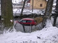 Červené Suzuki Swift napříč kanálem.