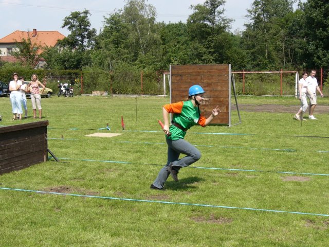 Sprint! Skáču přes překážky. Sprint! Kašlu na podrážky ....